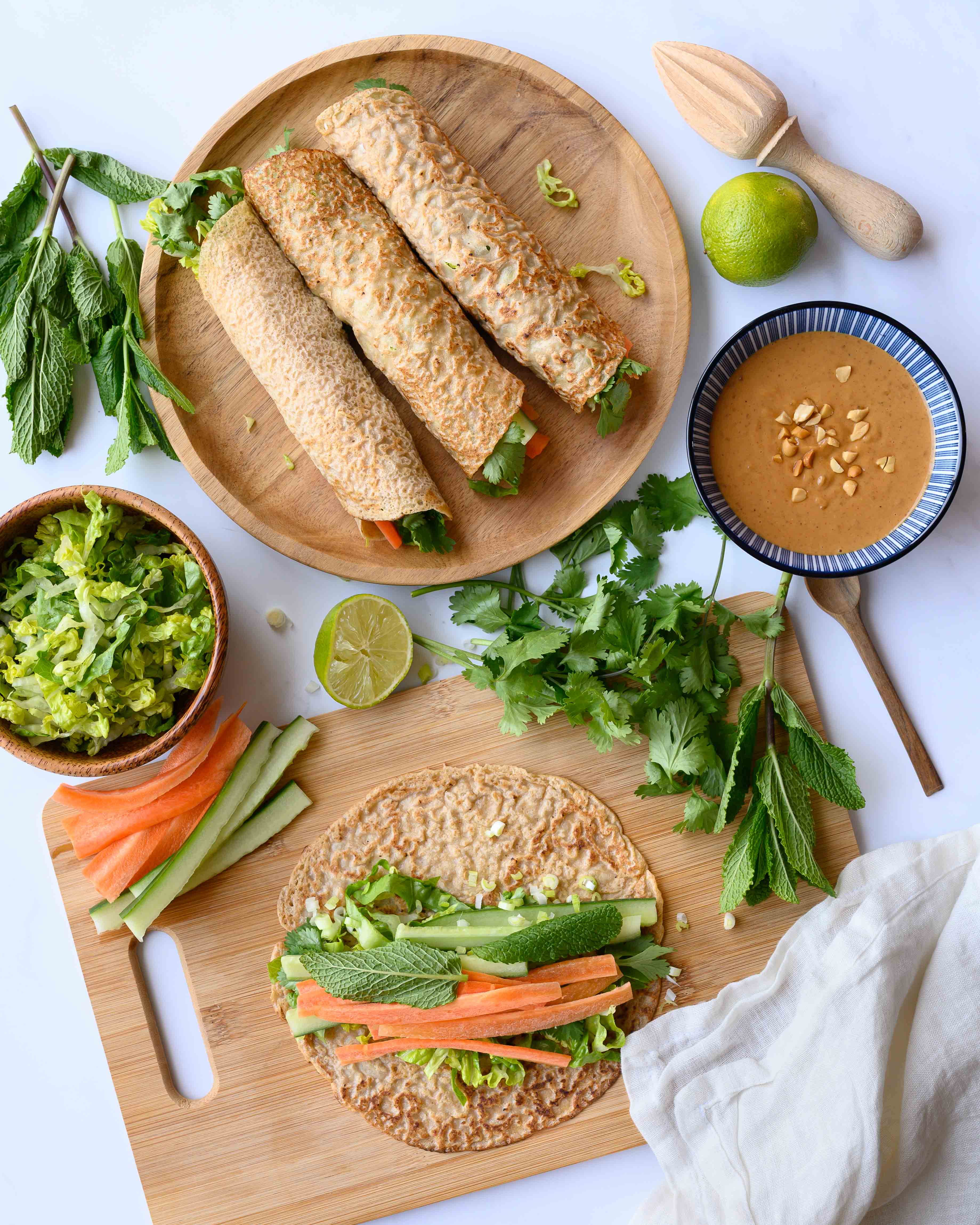 Aziatische pannenkoekjes met groentevulling en pinda-dip (vegan, to go)
